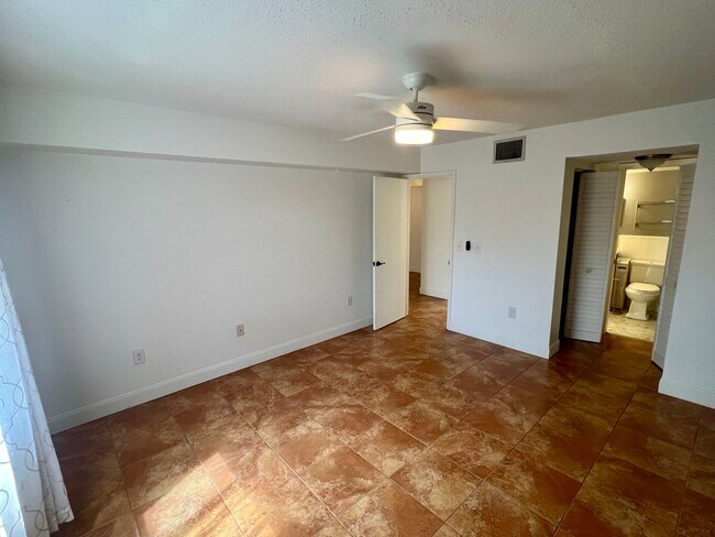 Building Photo - 5769 Gardens Dr