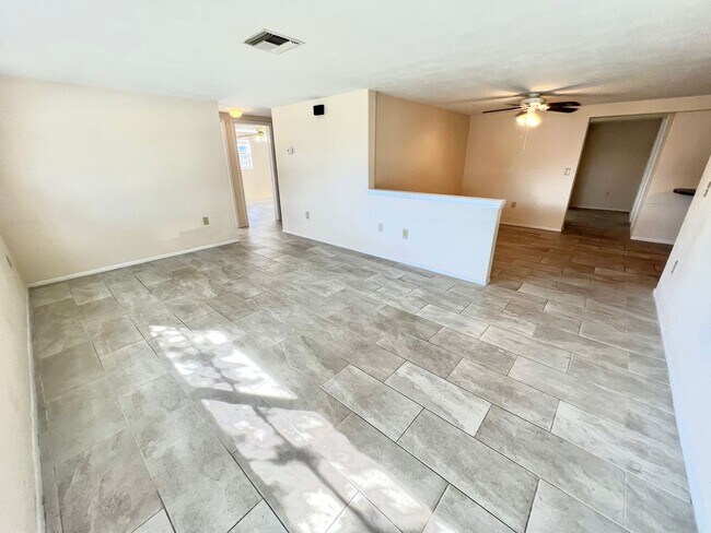 Building Photo - Updated 3BD/2BTH Home on Corner Lot