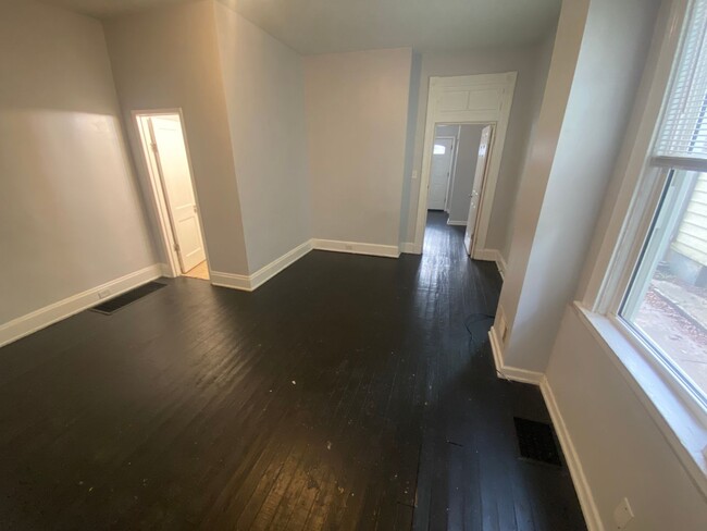Building Photo - LEASE SPECIAL! FOR AUGUST 2025 5 bed/2 bat...