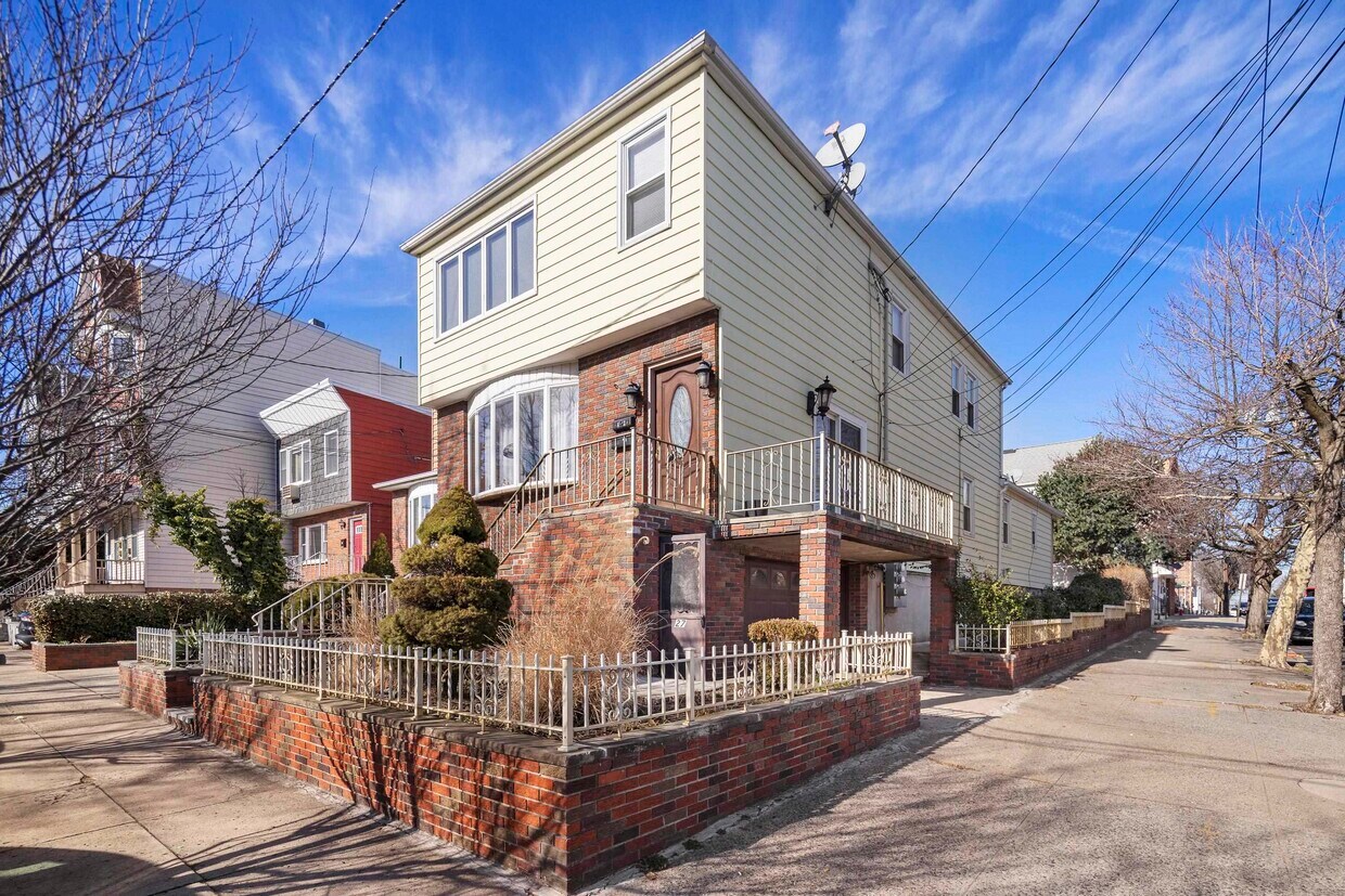 27 Mechanic St, Bayonne, NJ 07002 Condo for Rent in Bayonne, NJ