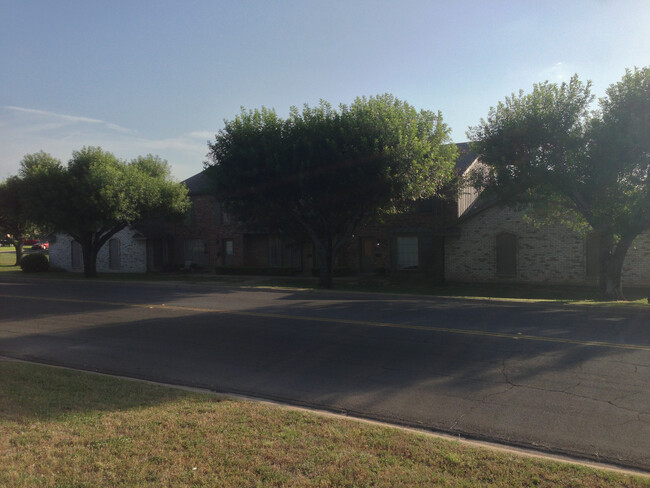 Building Photo - Townhome