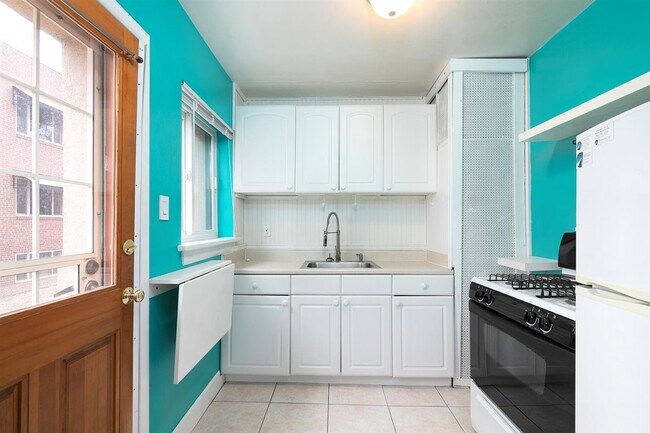 Building Photo - Live in A Spacious 1Br 1Ba Near DU! Vintag...