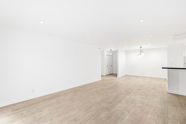 Building Photo - 642 N West Knoll Dr. Apartments