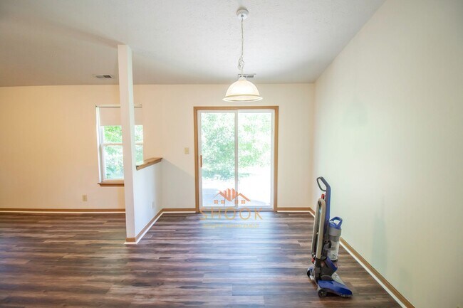 Building Photo - CUTE CUL-DE-SAC HOME CLOSE TO CAMPUS