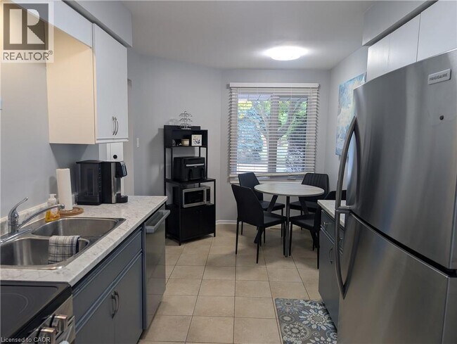 Building Photo - 415 Kingscourt Dr
