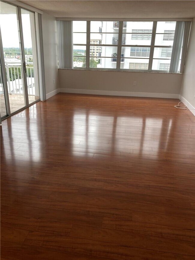 Building Photo - 18051 Biscayne Blvd