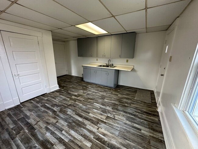 Building Photo - 696 Gaylord Ave