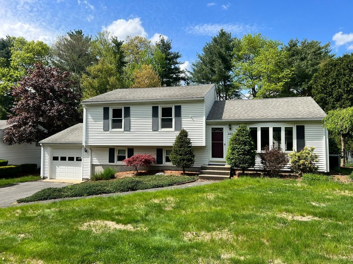 Foto principal - Single Family, Raised Ranch With Many Upda...