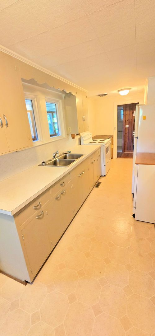 Building Photo - Beautifully Maintained Farm House