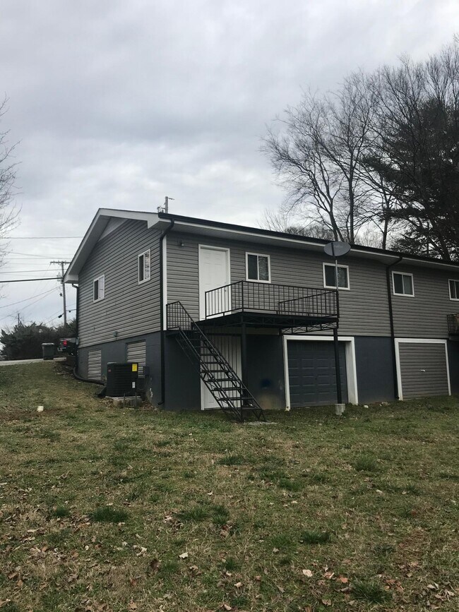 Building Photo - 4612 Skyview Dr