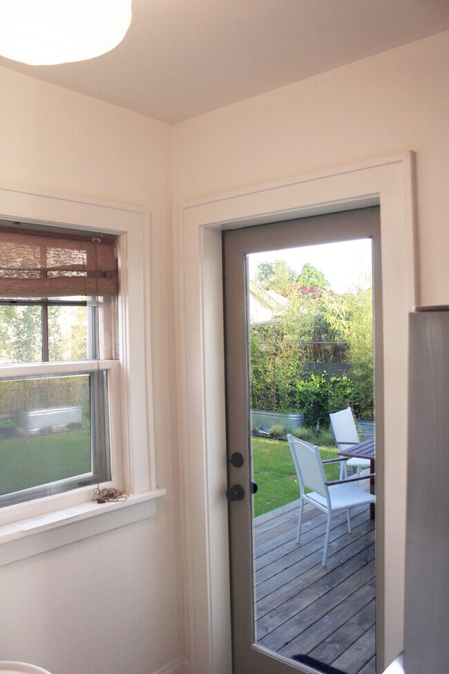 Acceda a su terraza privada y patio trasero a través de una puerta con luz natural que da a la terraza. - 2635 NE 30th Ave