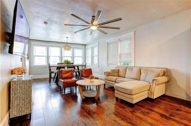 Building Photo - 104 Leah St