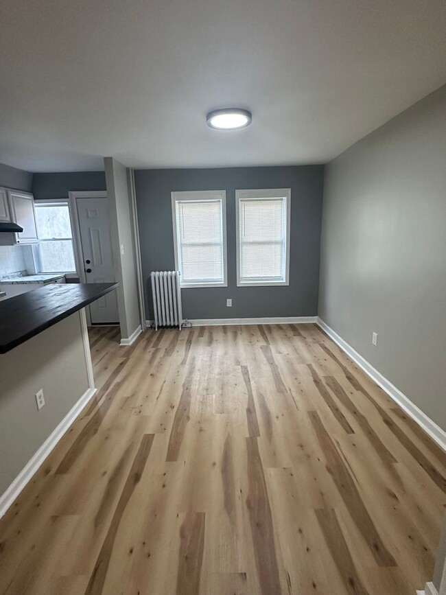 Building Photo - Fully renovated 3 Bed townhome