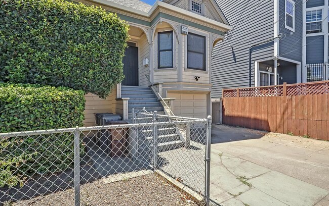 Building Photo - ALL remodeled 3bed/2bath Victorian DUPLEX!...