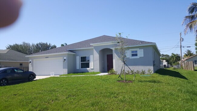Building Photo - 1245 SW Malaga Ave
