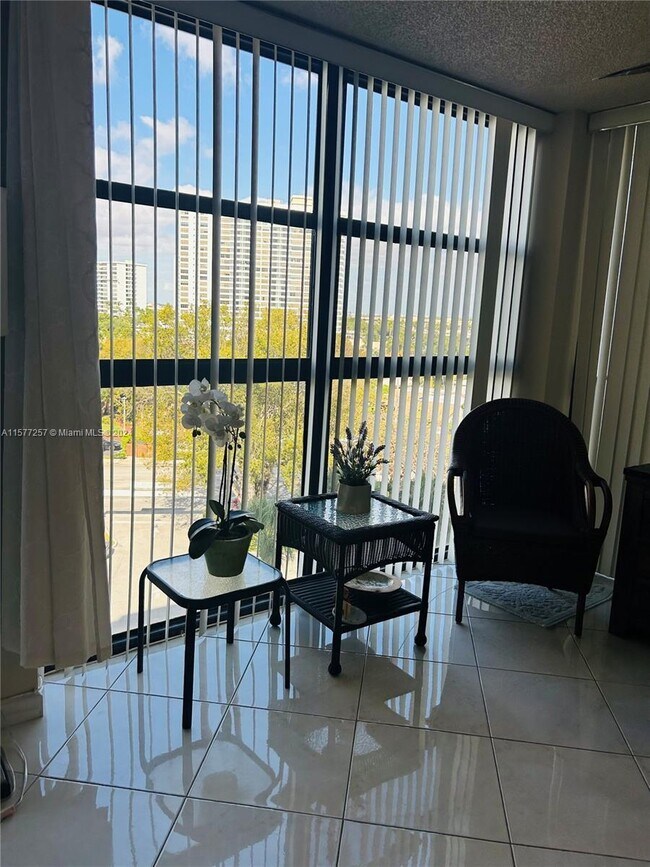 Foto del edificio - 400 Leslie Dr