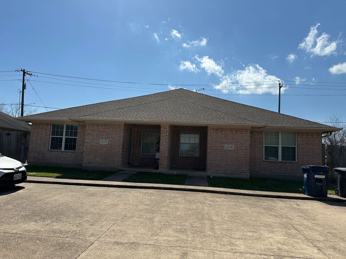 Building Photo - College Station -3-Bedroom / 3 -Bath Duplex - Fenced in back yard
