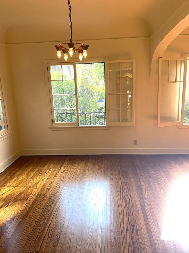 Foto del edificio - 2155 Beachwood Ter
