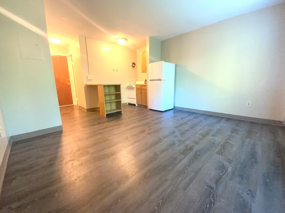 Primary Photo - 525 Oak St