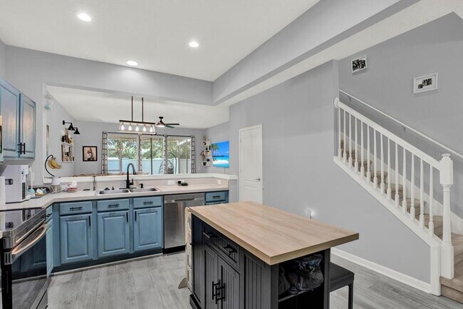 Building Photo - 5036 Pond Ridge Dr