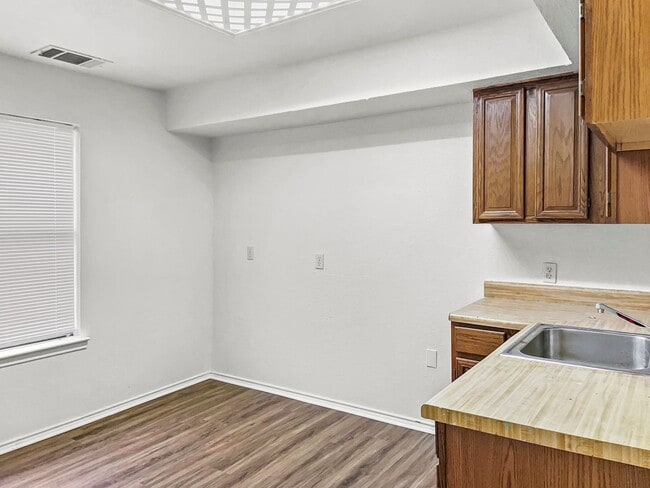 Building Photo - 4100 Green Acres Cir