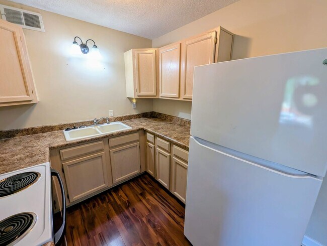 Foto del edificio - Modern 1BR Condo at Pembroke Gardens – Balcony, Pool Access & Utilities