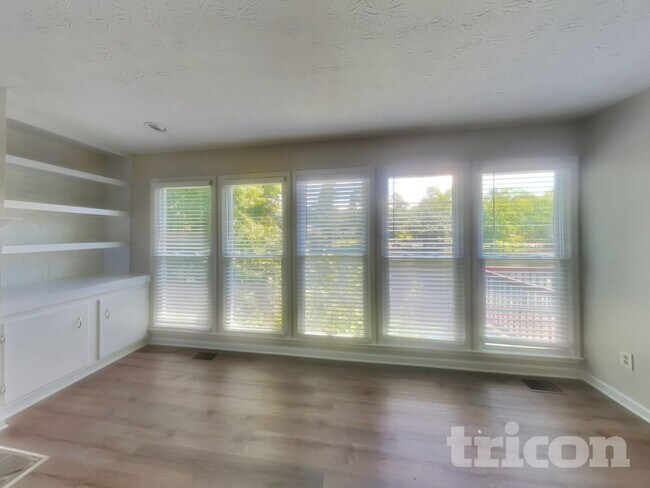 Building Photo - 325 Cypress Ln