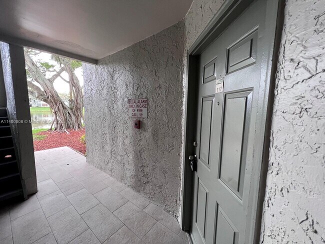 Foto del edificio - 1401 Village Blvd