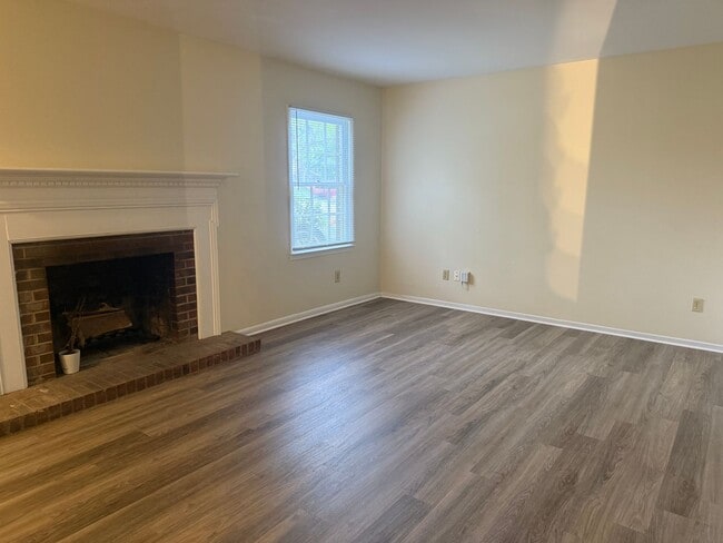 Foto del edificio - Adorable 3 Bedroom 1.5 Bath Off Regents Park Lane