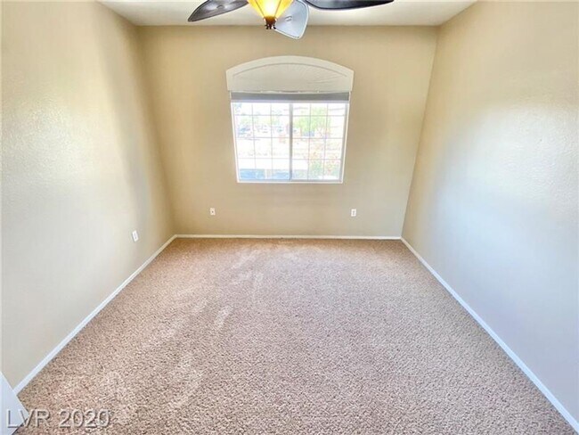 Building Photo - STUNNING 3 BEDROOM, 2 BATHROOM CONDO WITH ...