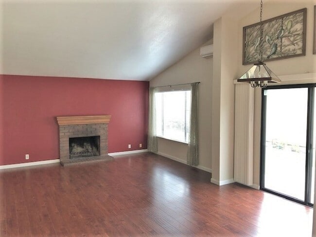 Building Photo - Great Neighborhood - 3 bedroom house with ...