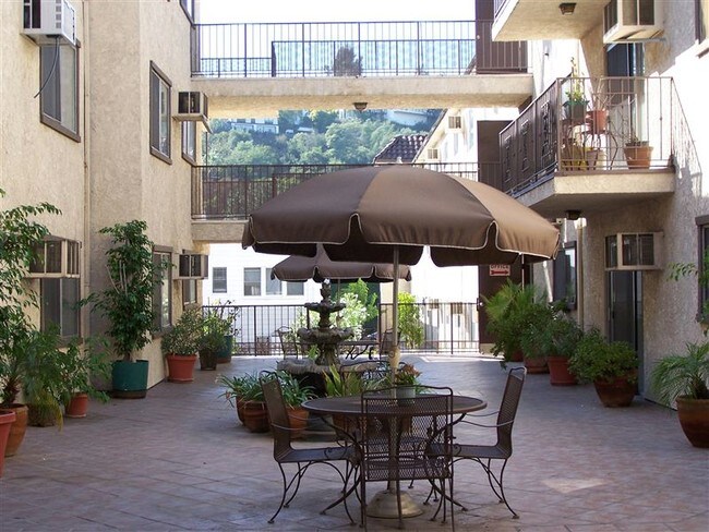 Foto del edificio - 2039 N Las Palmas Ave