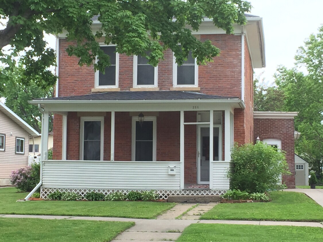 Primary Photo - 214 S Garden St