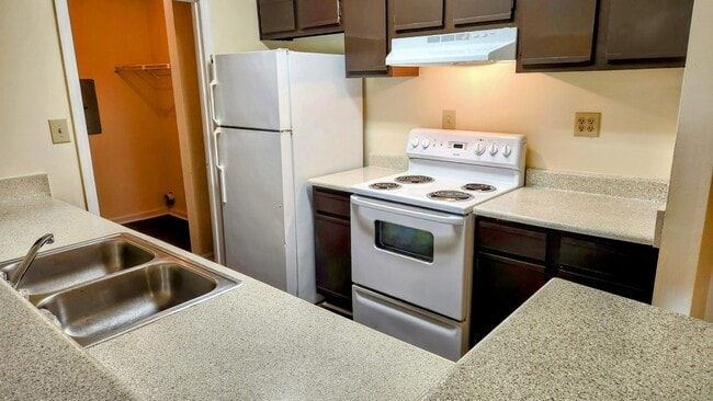 Building Photo - Oak Ridge Trace I Apartments Located in Morrow, GA