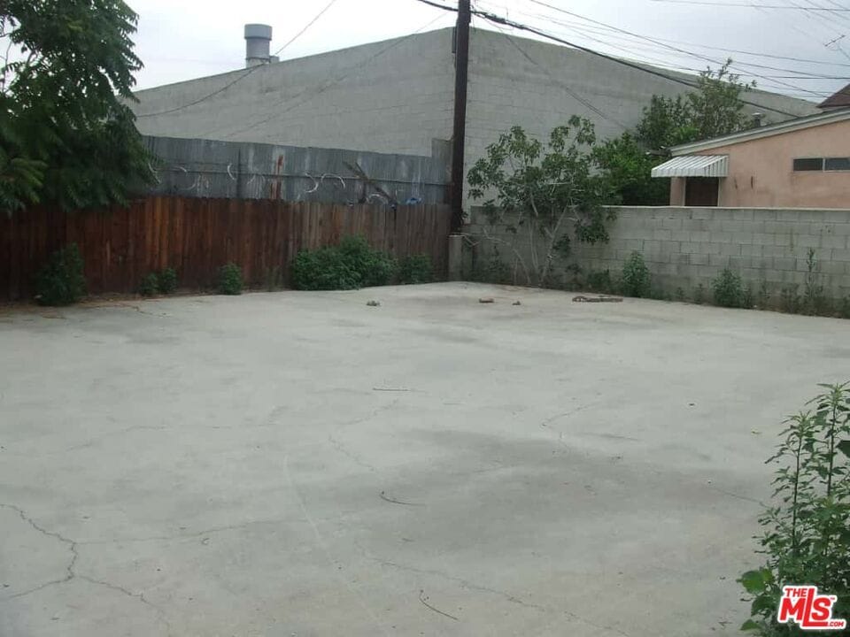 Foto del edificio - 6946 Simpson Ave