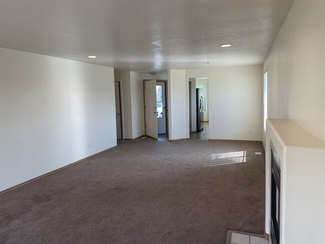 Building Photo - 3 bed home In South Salem