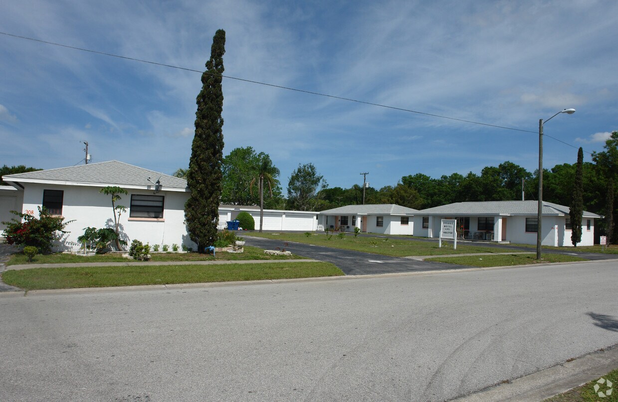 Primary Photo - 304-308 S Saturn Ave
