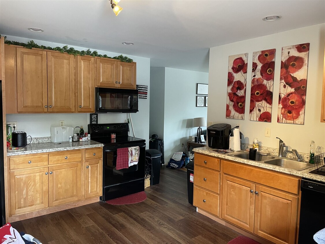 Foto principal - 2 br, 1 bath Triplex - 102 Market Street 2