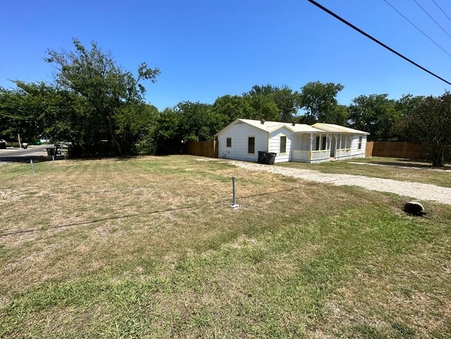 Building Photo - Charming 3 Bedroom House with Fenced Backyard | Conveniently Located near 820 and W. Camp Bowie