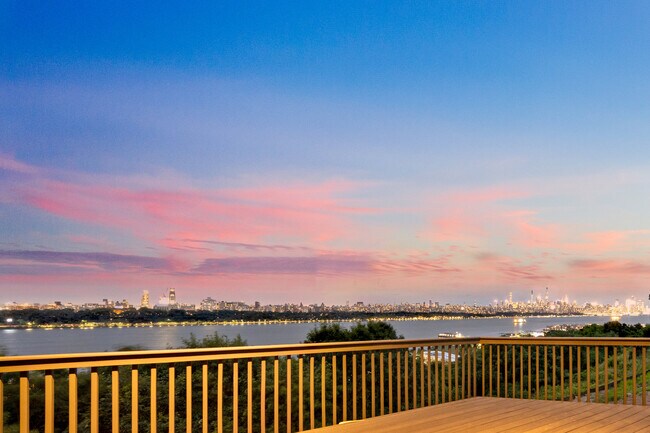 Foto del edificio - 8 Riverview Ave