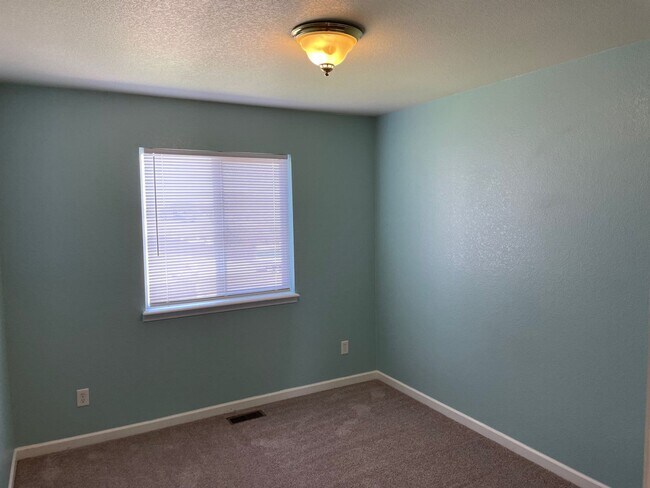 Building Photo - 4 BD/3BA/3 CAR GARAGE with AC in WIDEFIELD!!