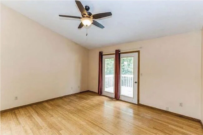 Building Photo - Spacious 3-Bed, 2-Bath Duplex with Fenced ...