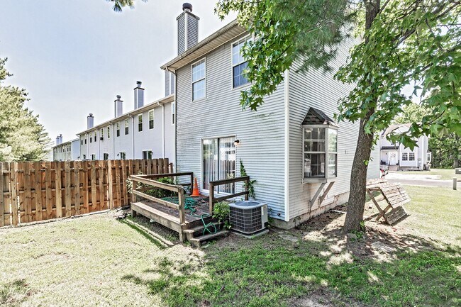 Foto del edificio - 2 bedroom, 2.5 bath end unit townhome in Newark