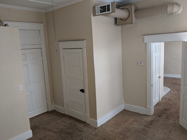 Building Photo - One Bedroom Loft Apartment Available in Hi...