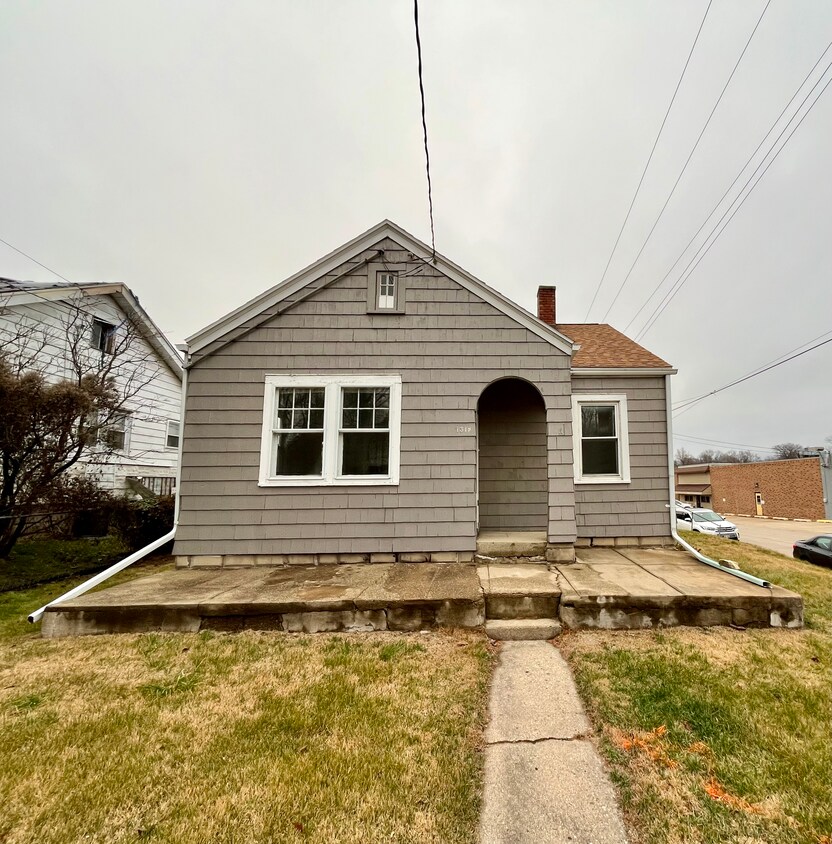 1319 E Lake Ave, Peoria Heights, IL 61616 House Rental in Peoria