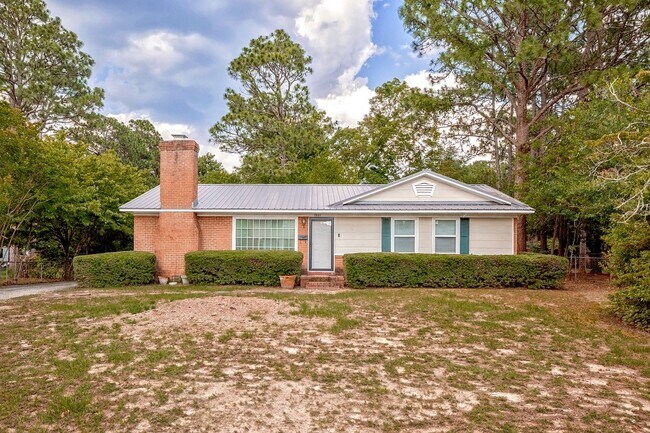 Foto del edificio - Home centrally located within Fayetteville...