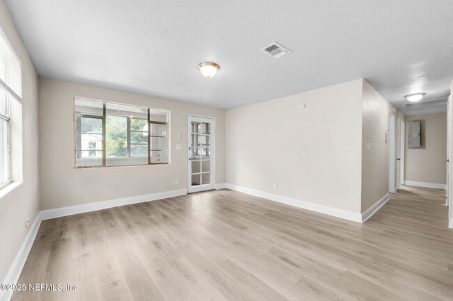 Building Photo - 1321 W 12th St