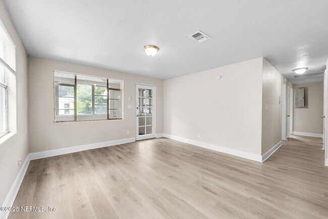 Foto del edificio - 1321 W 12th St