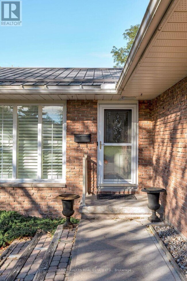 Photo du bâtiment - 11844 Loyalist Pkwy