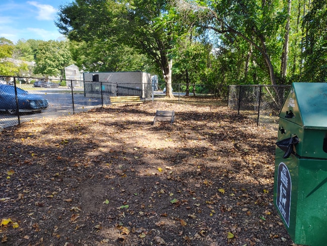 Foto del edificio - 600 Reusens Rd